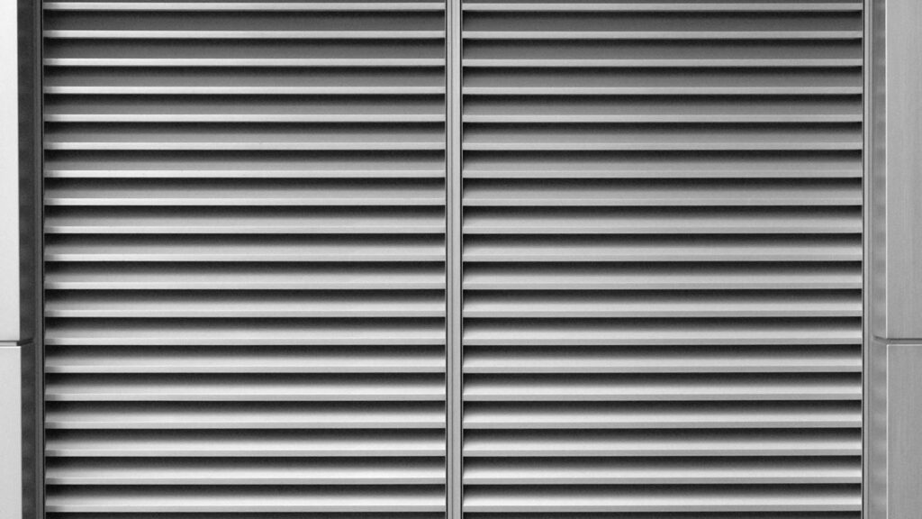 Dépannage rideau métallique à Cannes : rideau de commerce à lames en acier fermé