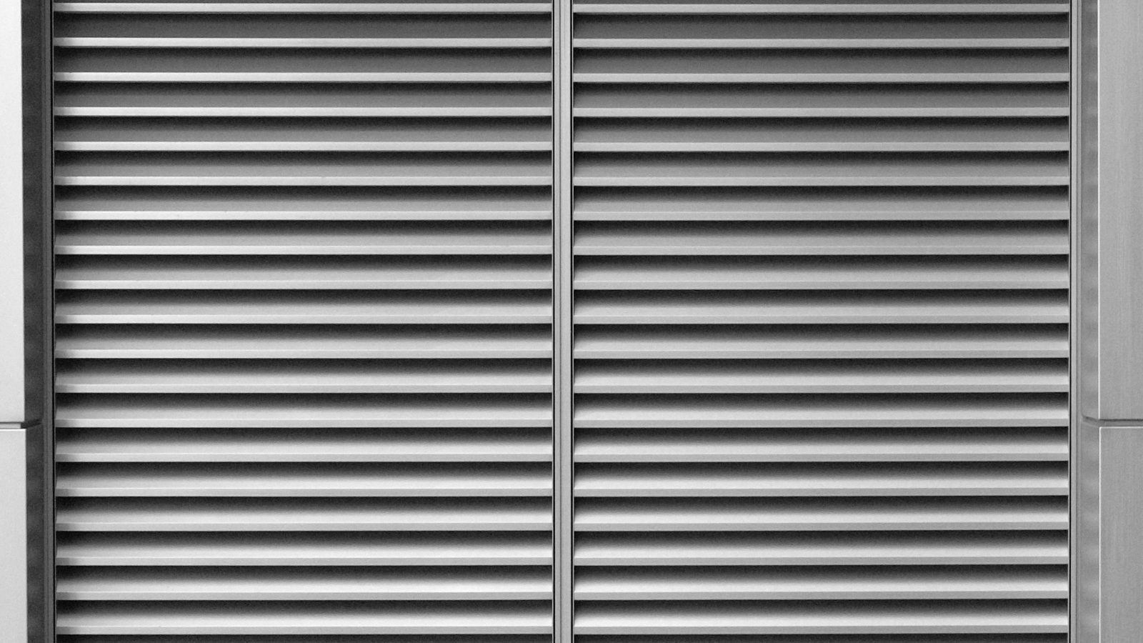 Dépannage rideau métallique à Cannes : rideau de commerce à lames en acier fermé