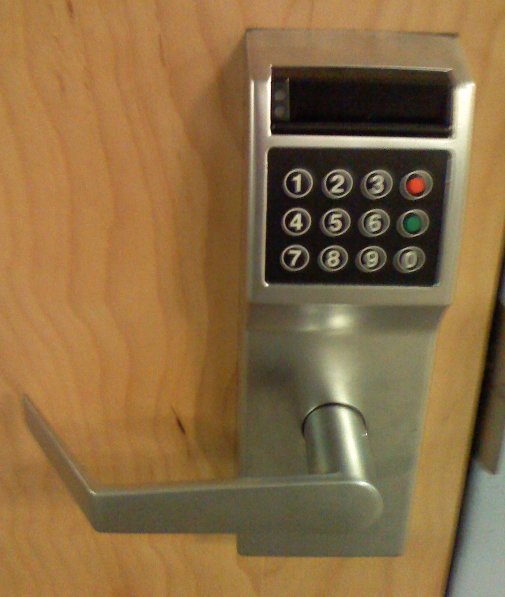 Serrure électronique à code et badge sur une porte de bureau, installée par un serrurier pour entreprise à Nice